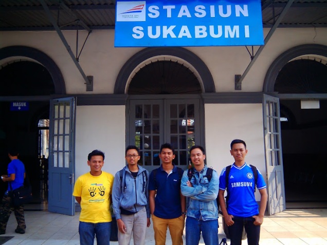 Foto Bersama di Depan Stasiun Sukabumi